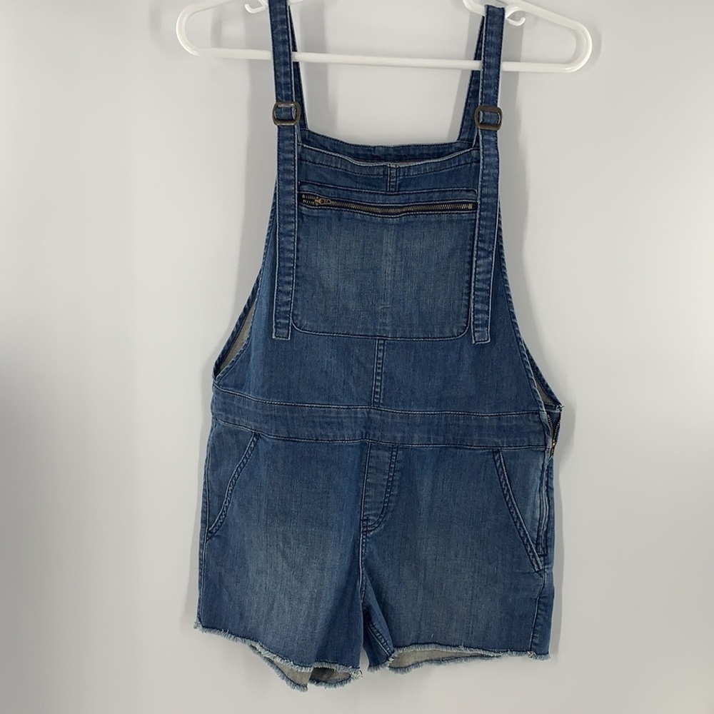 BDG URBAN OUTFITTERS OVERALL FRAY SHORTS SIZE 32 DENIM
